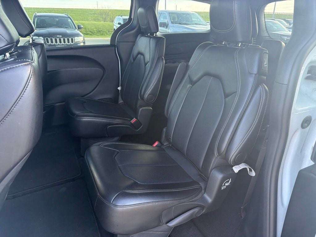 2025 Chrysler Pacifica Select