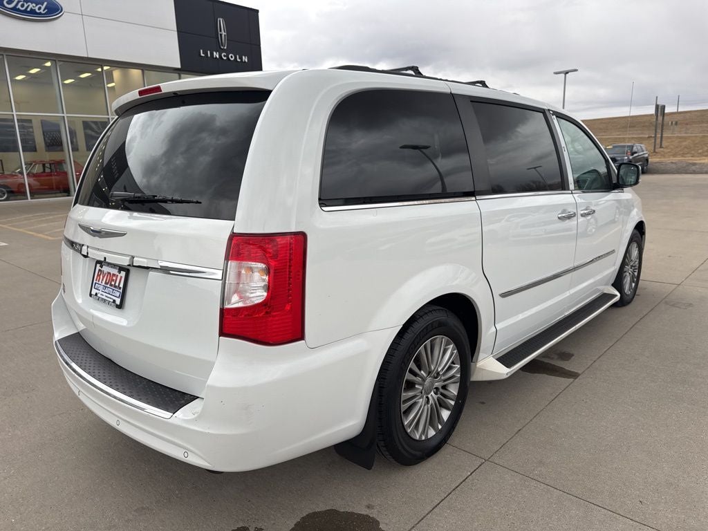 2016 Chrysler Town & Country Touring-L